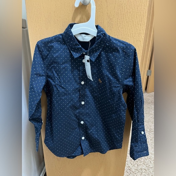 H&M boys long-sleeved navy blue polka-dot shirt and beige shorts - Picture 4 of 10